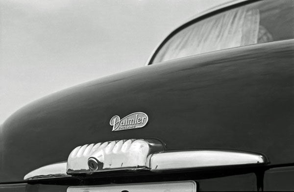 55-1f (00) (034-10) 1955-59 Daimler One-O-Four Saloon.jpg